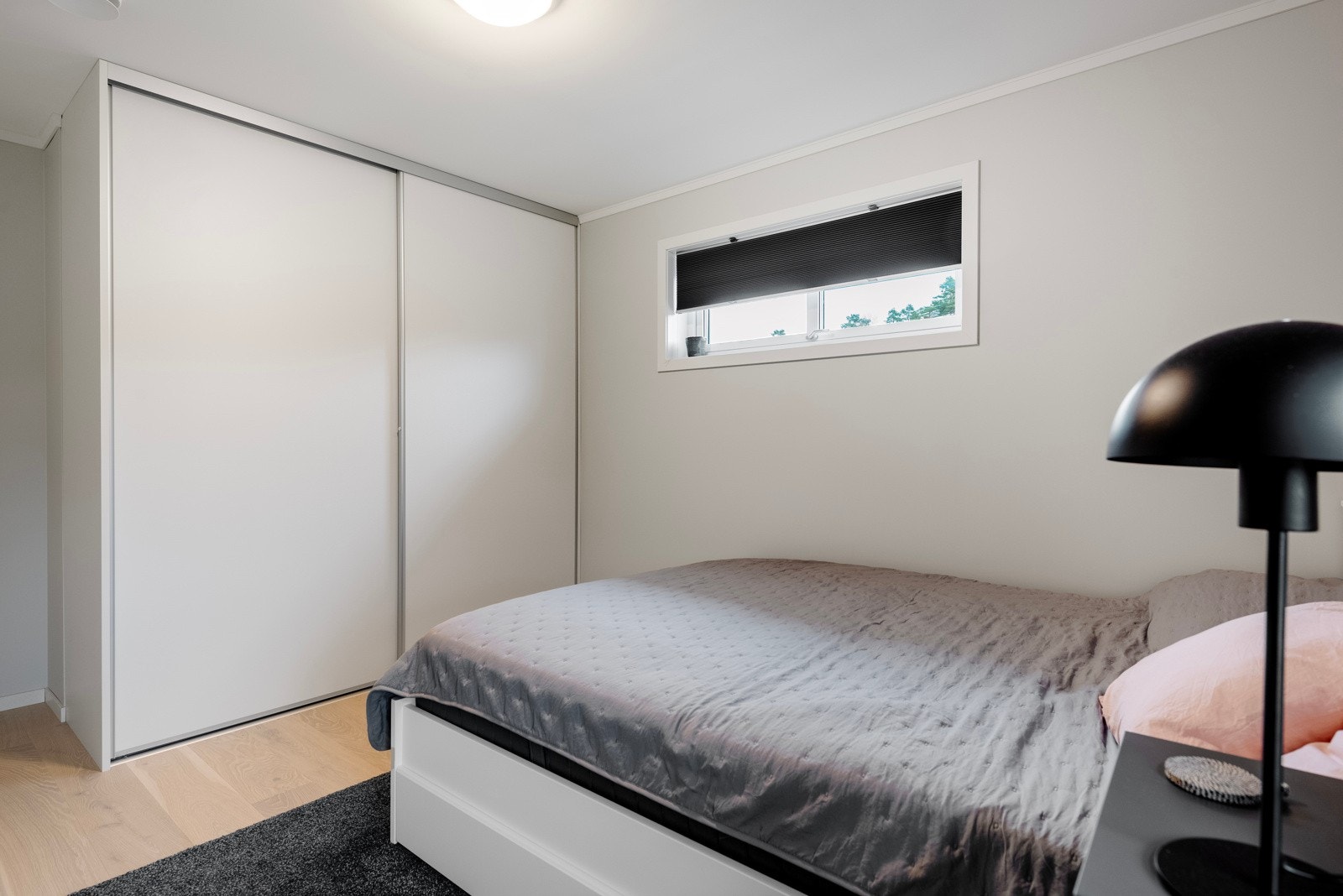 Hvert rom har enstavs parkettgulv, malte vegger og god plass til senger med tilhørende møblement. Galleribilde