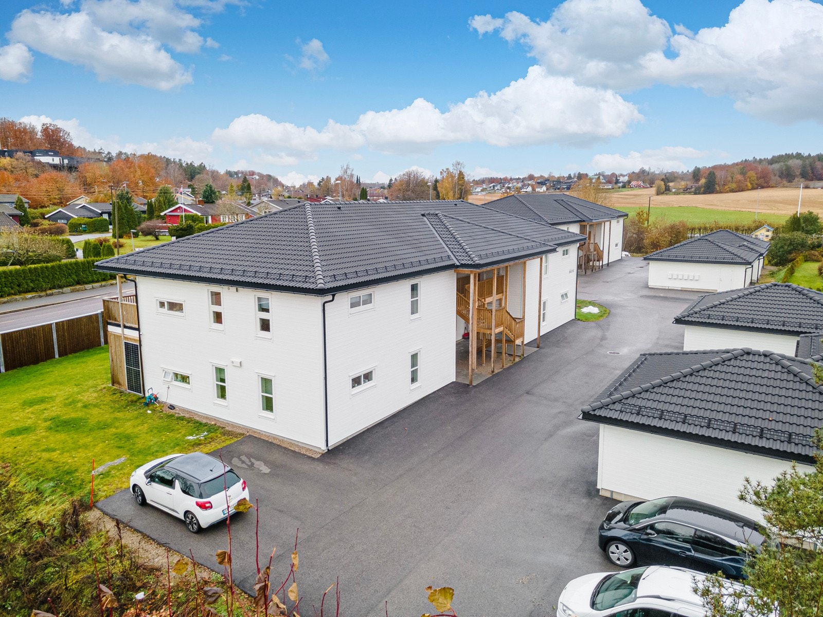 Leiligheten disponerer en halvpart av dobbelgarasje klargjort for elbillader. Galleribilde