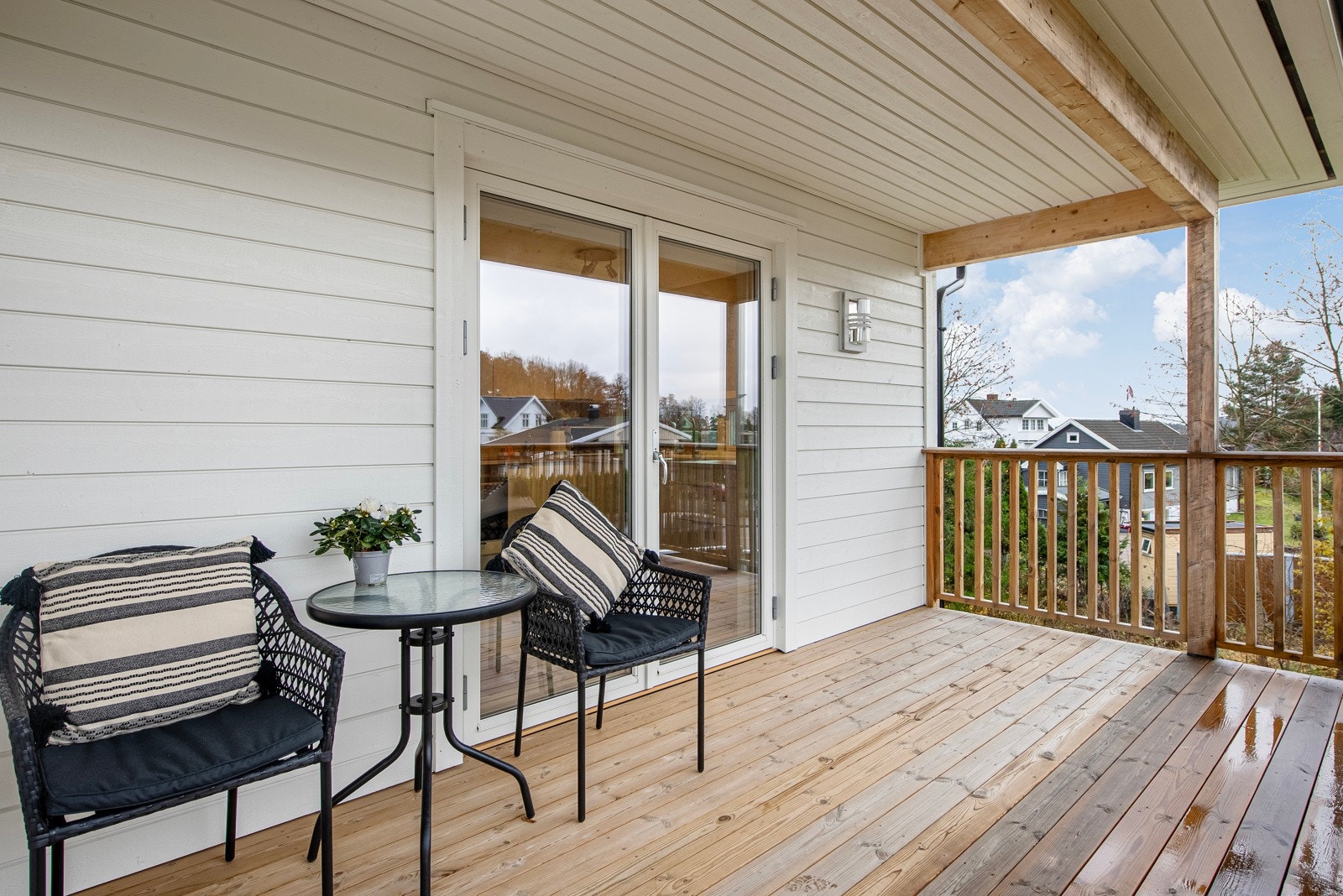 Balkongen er delvis overbygd, har tredekke, et luftig spilerekkverk og en levegg mot naboen som gjør det mer privat. Galleribilde