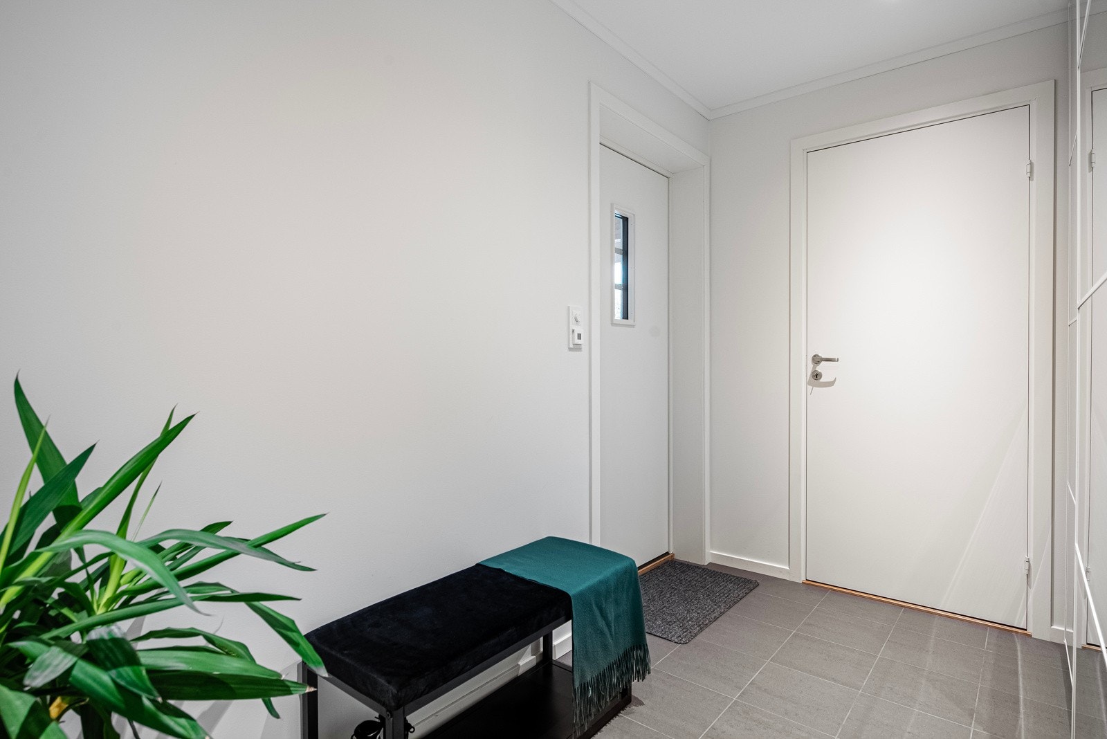 Entreen er utstyrt med skyvedørsgarderobe til yttertøy og sko, og for mer oppbevaringsplass er det også en kjekk bod. Galleribilde