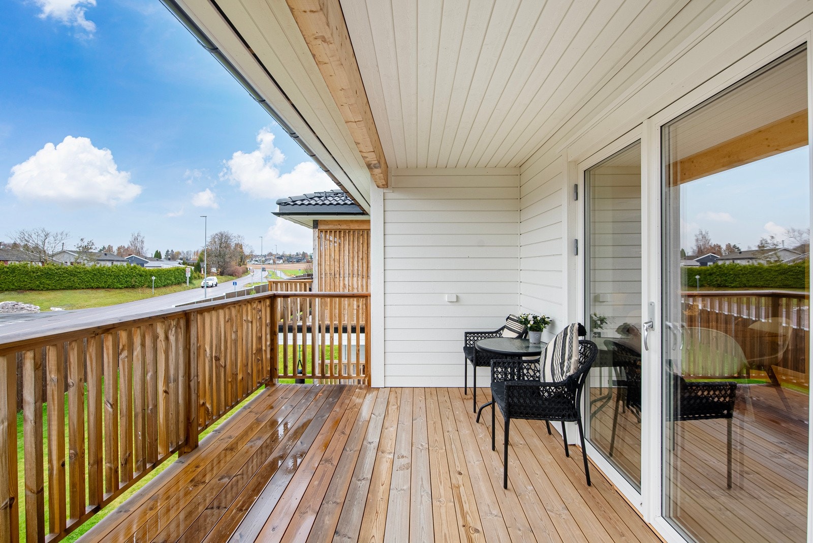 Fra kjøkkenet er det utgang til en herlig, vestvendt balkong på ca. 12 kvm hvor nydelig, lang kveldssol kan nytes. Galleribilde