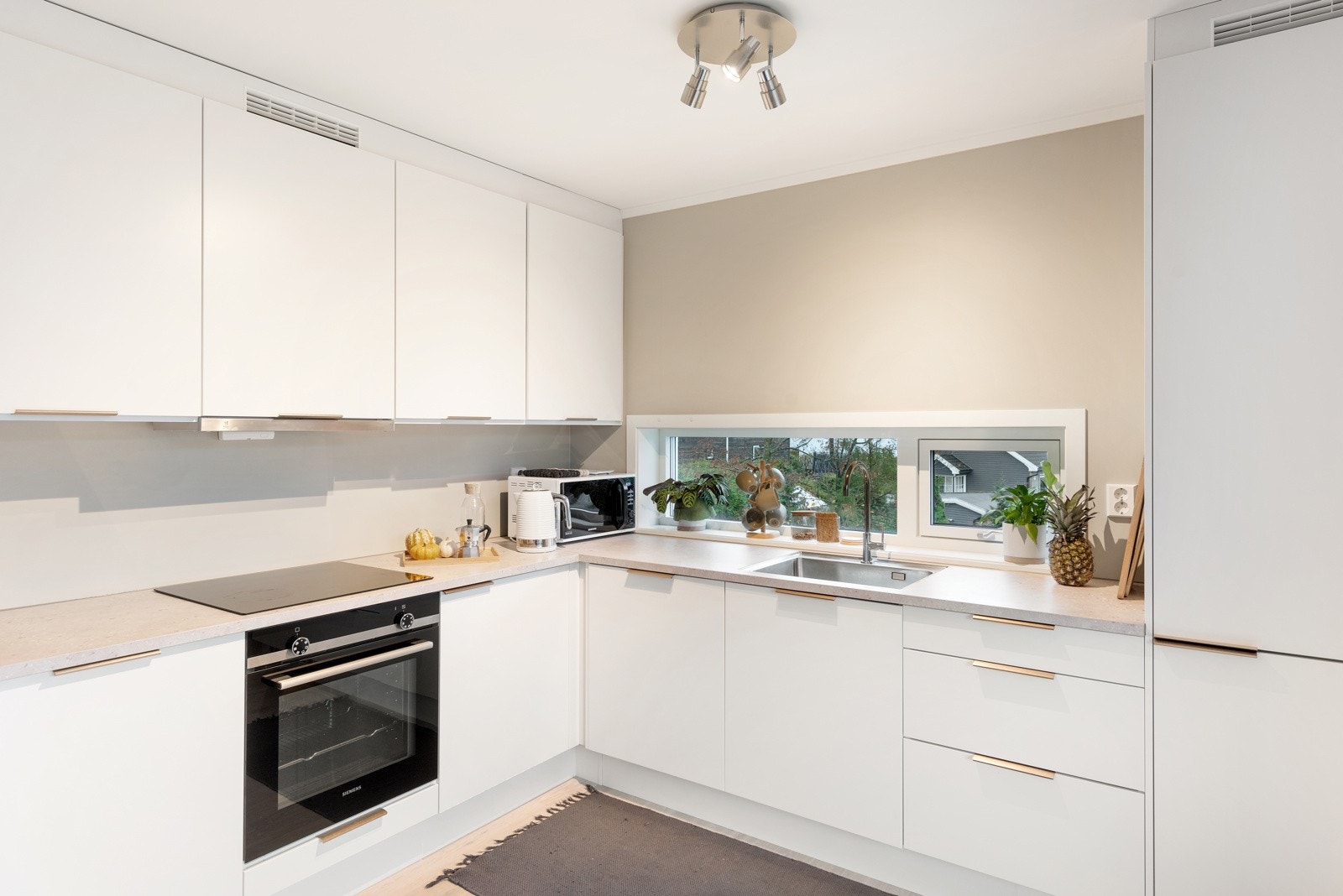 Hvitevarer som stekeovn, oppvaskmaskin og kjøl/frys er integrert. Galleribilde