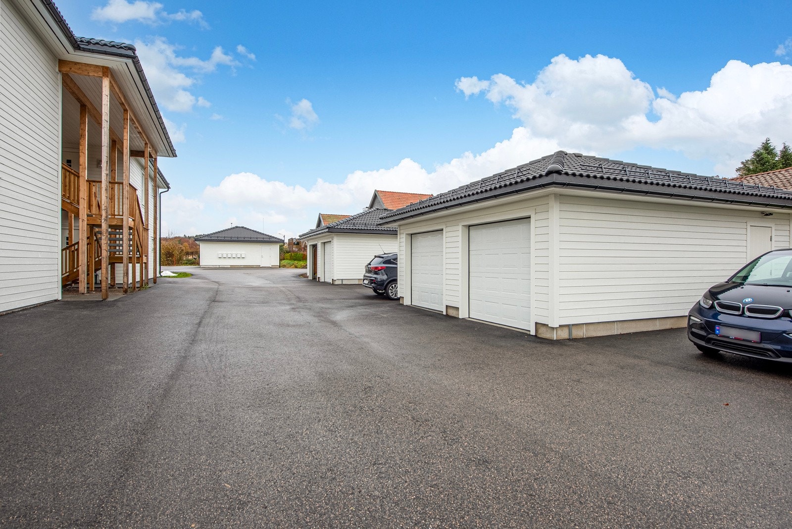 Leiligheten disponerer en halvpart av dobbelgarasje klargjort for elbillader. Galleribilde