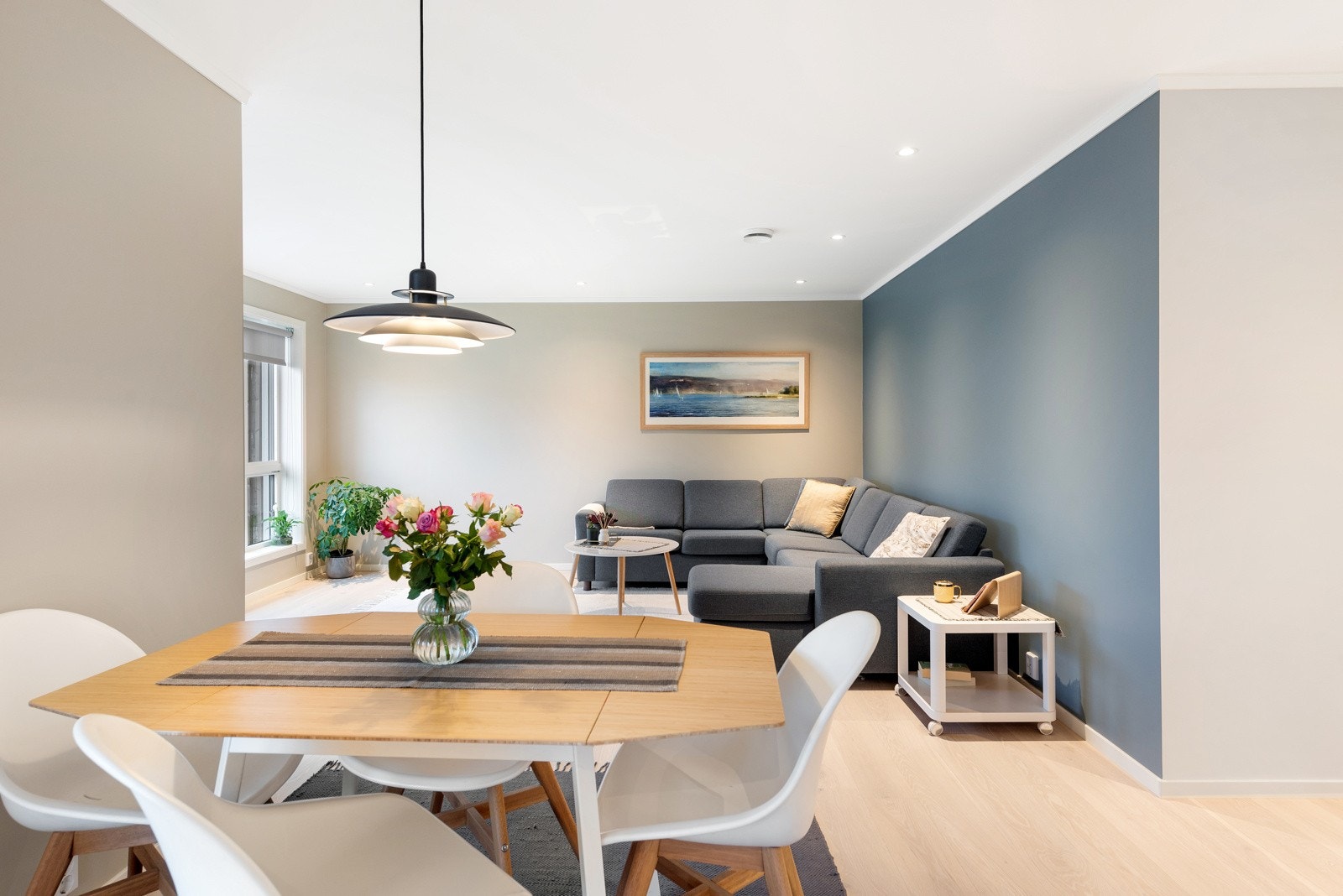 Hele rommet har beigemalte vegger og enstavs parkettgulv med gulvvarme. Galleribilde