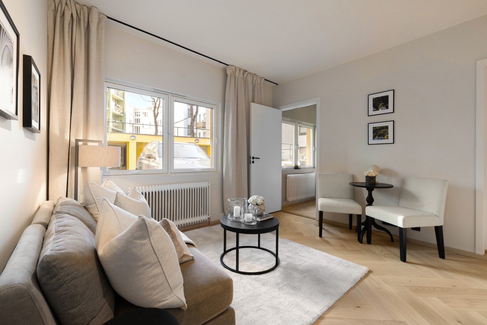 Gode møbleringsmuligheter for sofa, TV-bord og TV, samt plass til et lite spisebord. Galleribilde