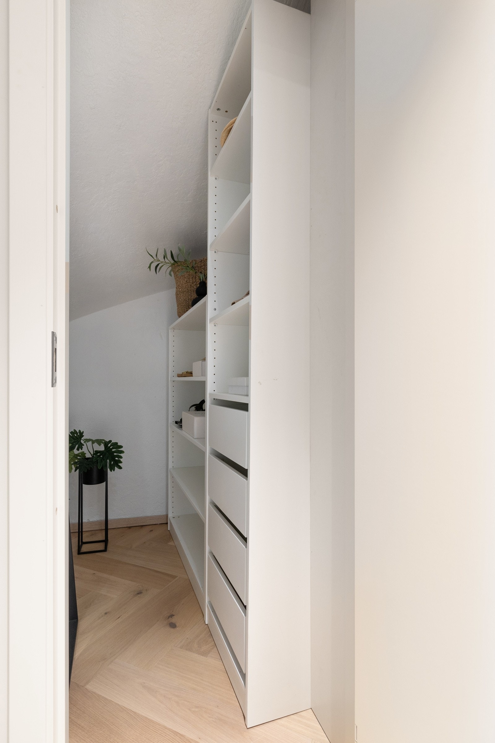 Praktisk bod i entre med gode oppbevaringsmuligheter. Skapet gir rikelig med plass til yttertøy og sko, slik at gangen holdes ryddig og organisert. Galleribilde