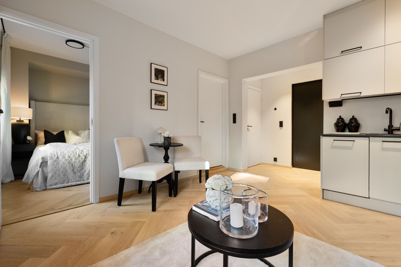 Moderne Sigdal-kjøkken med glatte fronter og slitesterk benkeplate i laminat. Galleribilde