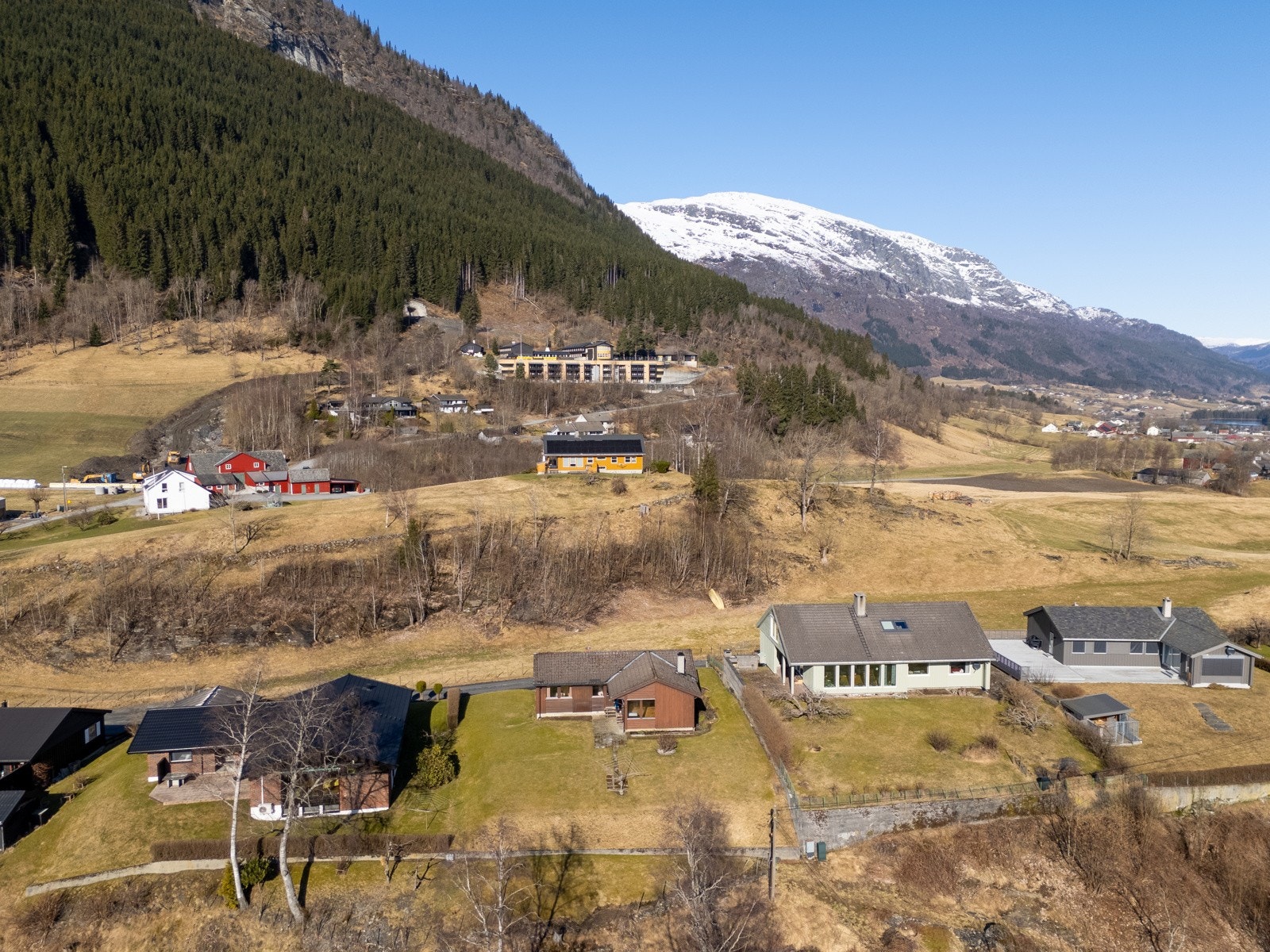 Eiendommen ligger også i attraktiv og barnevennlig gate uten gjennomgangstrafikk. Galleribilde