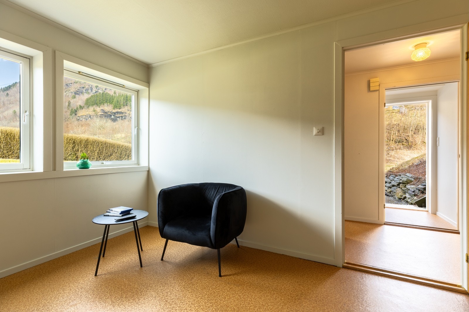 I kjelleren er det delt opp i en utleiedel bestående av gang, stue, kjøkken, bad, soverom og bod. Resten av kjelleretasjen er vaskekjeller og rikelig med boder til hoveddelen. Galleribilde