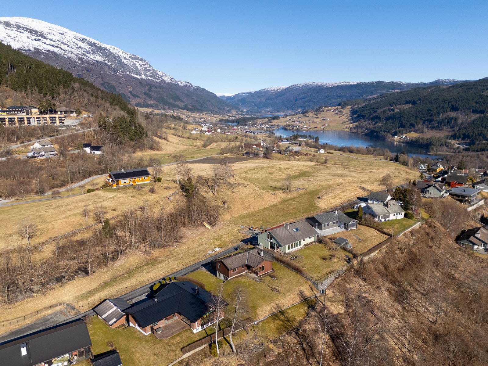 Drømmer du om en eiendom med panoramautsikt over vakre Voss? Denne boligen har en beliggenhet som gir deg spektakulær utsikt over fjell og vann. Galleribilde