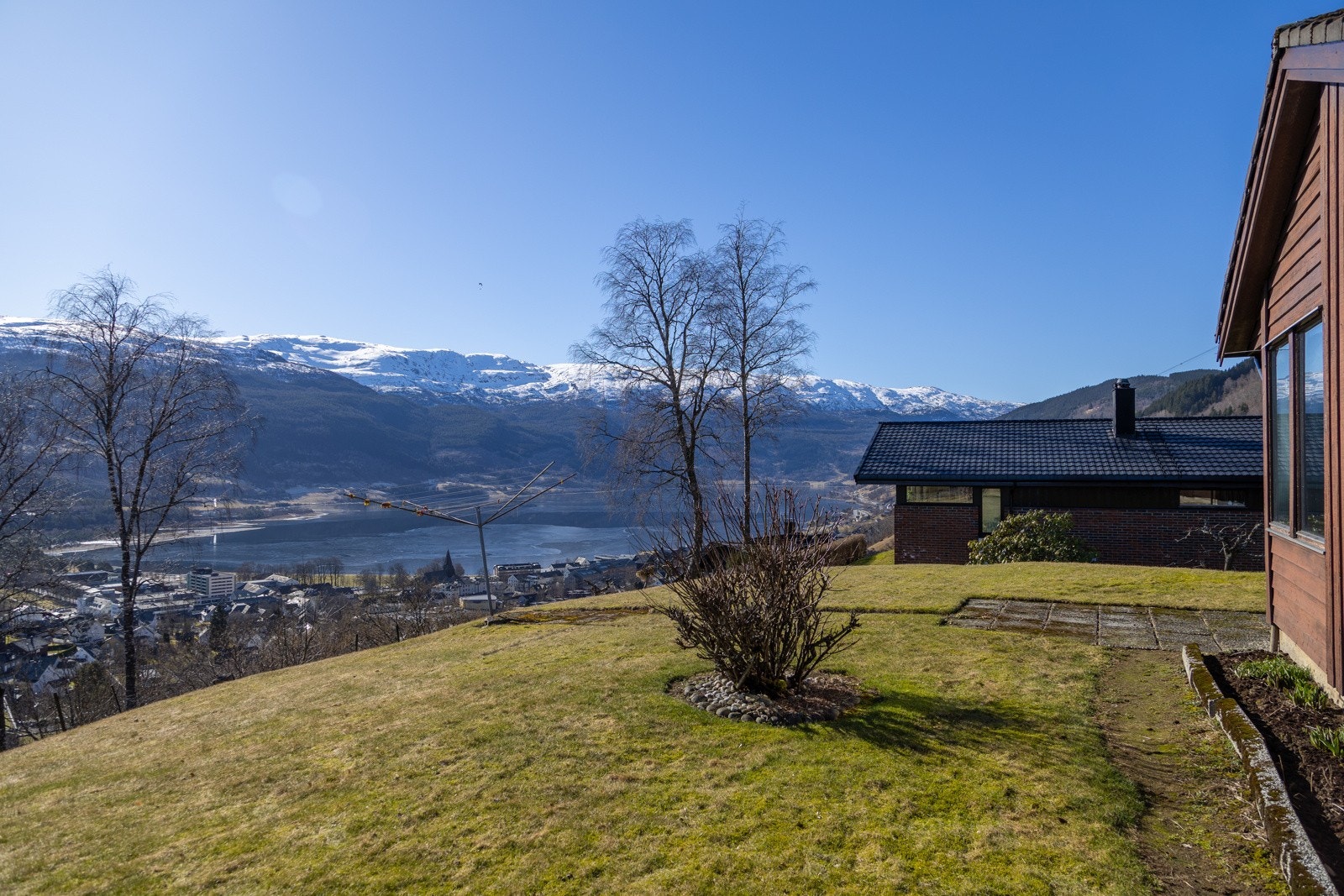 Sjelden flat og fin hage. Galleribilde