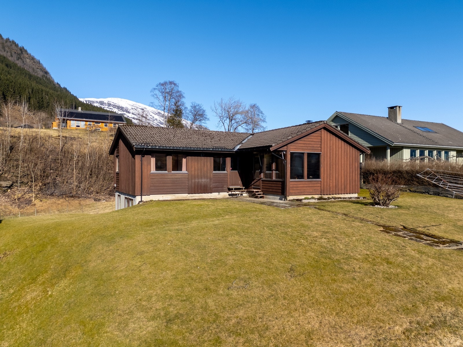 Boligen har romslige oppholdsrom, gode solforhold og en plassering som kombinerer ro og nærhet til sentrum. Galleribilde