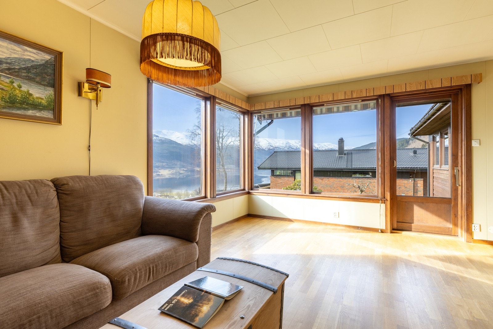 Stue med god soneinndeling og store vindusflater. Galleribilde