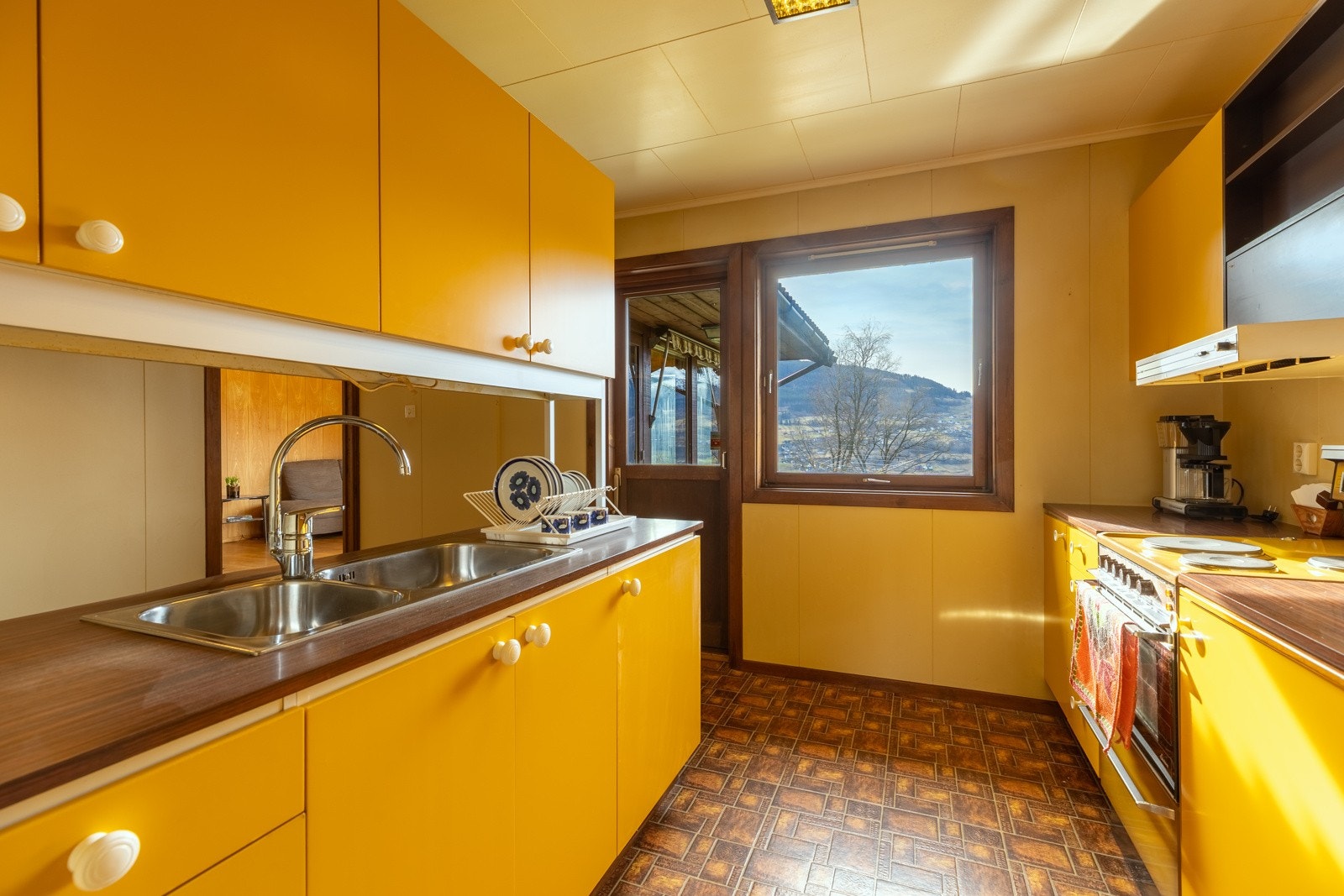 Kjøkkenet i boligen er av eldre standard. Galleribilde