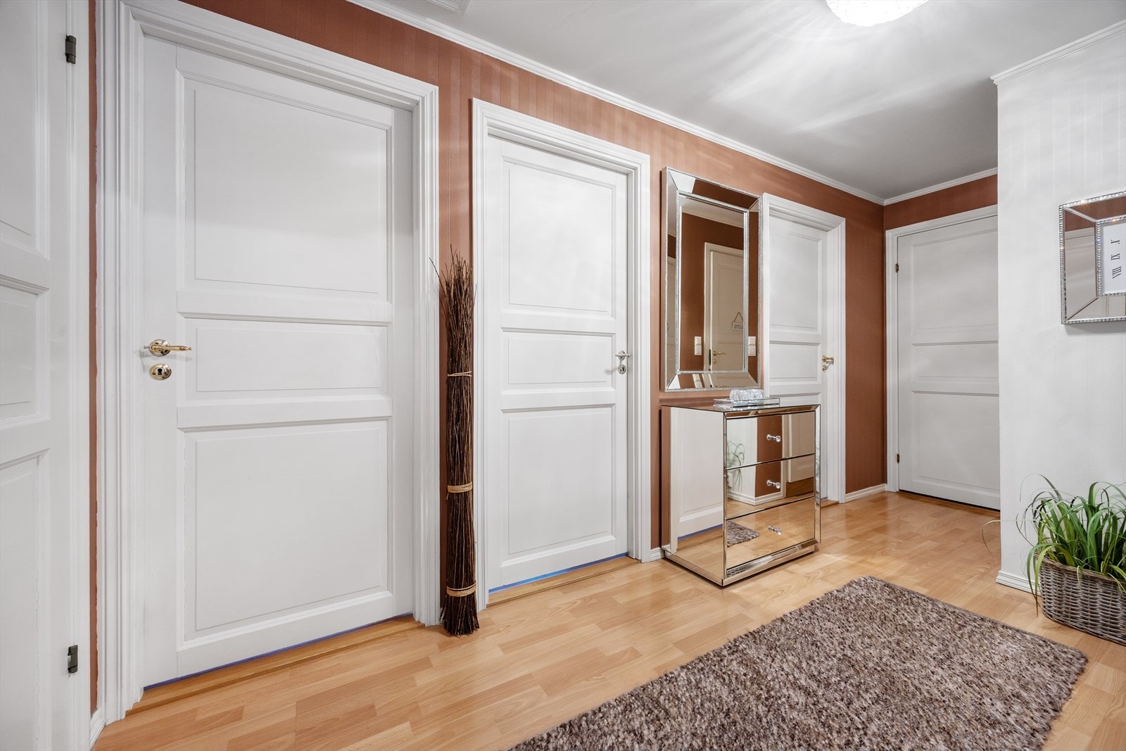 En gang som forgrener seg til alle rom i etasjen. Galleribilde