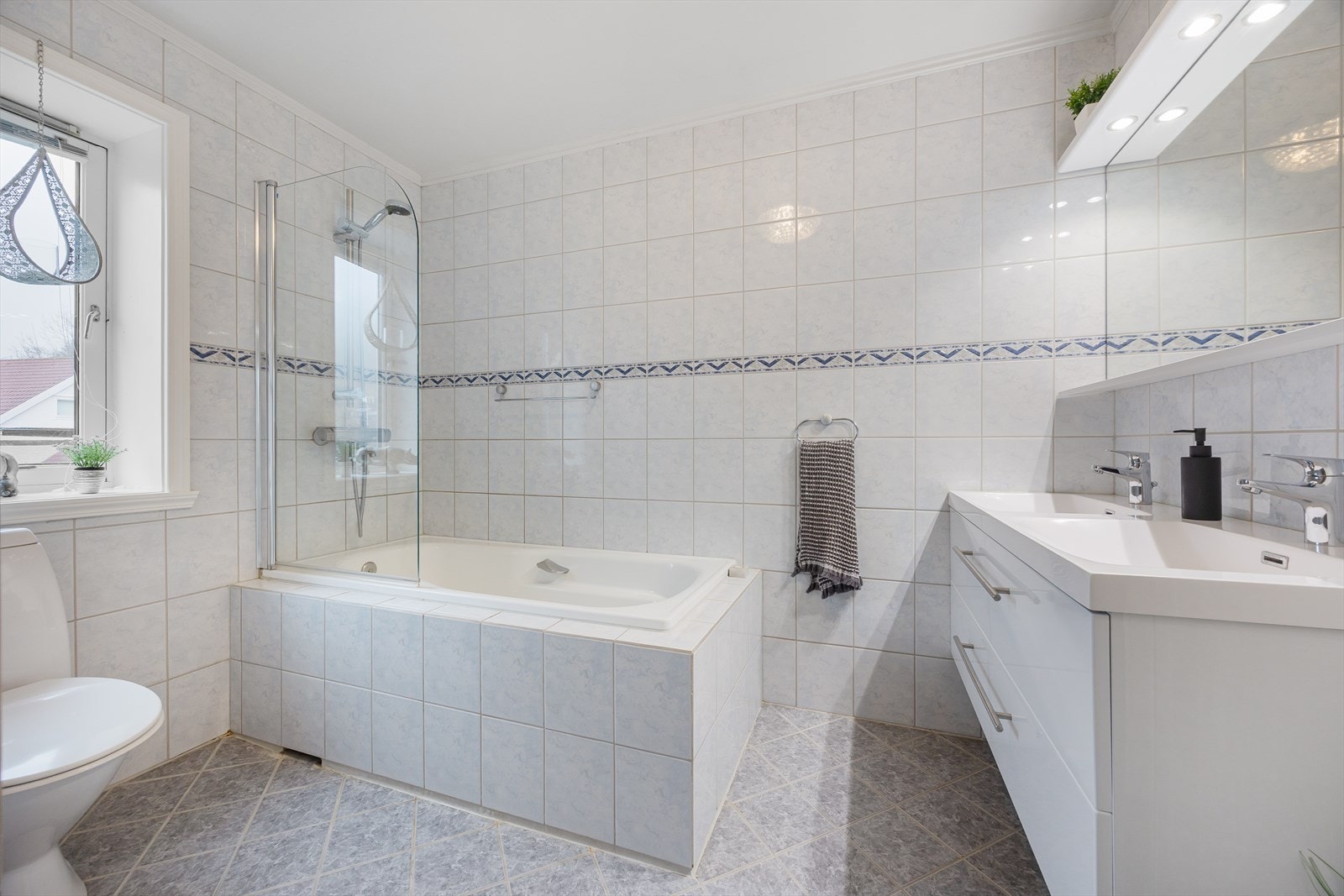 Badet er helfliset med varmekabler i gulvet og malt platekledning i himlingen. Galleribilde