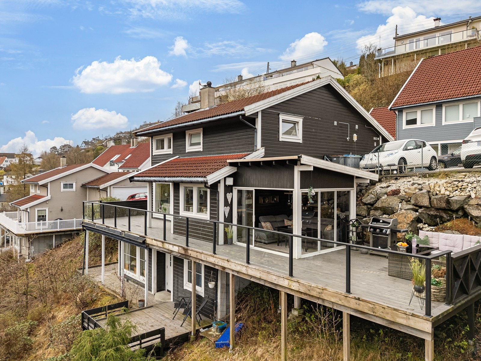 Enebolig med godkjent utleiedel i kjelleren Galleribilde