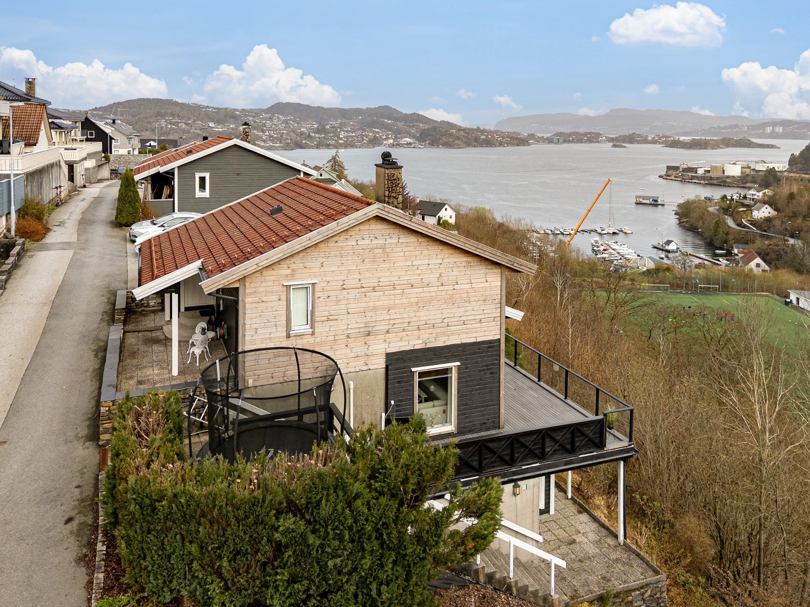 Ny kledning på sørveggen. Galleribilde