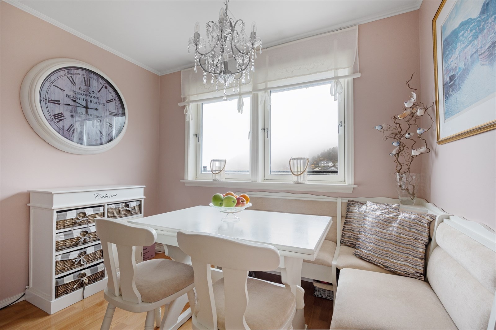 God plass til frokostbord ved vinduene. Galleribilde