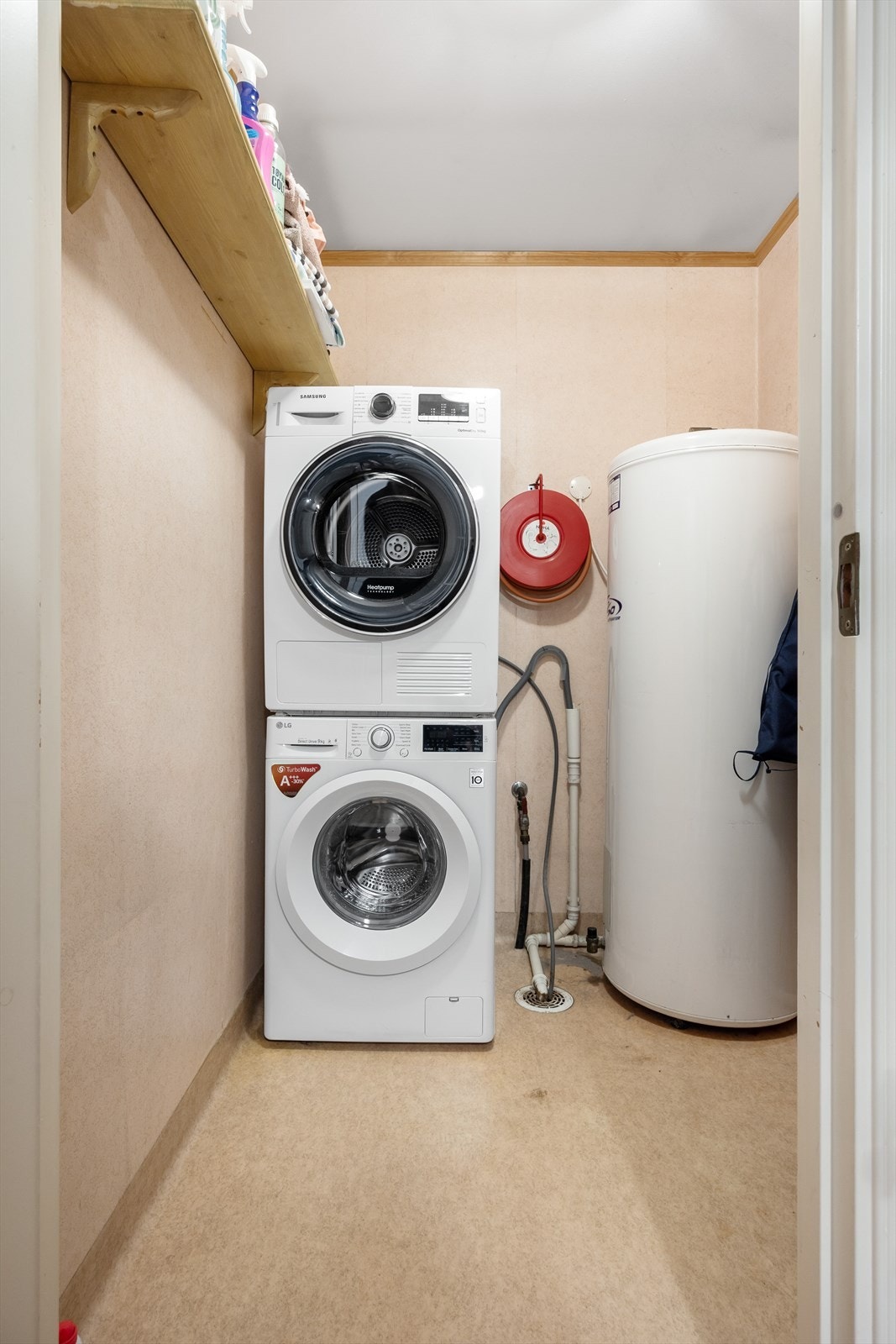 Vegg-i-vegg med badet ligger det separate vaskerommet. Galleribilde