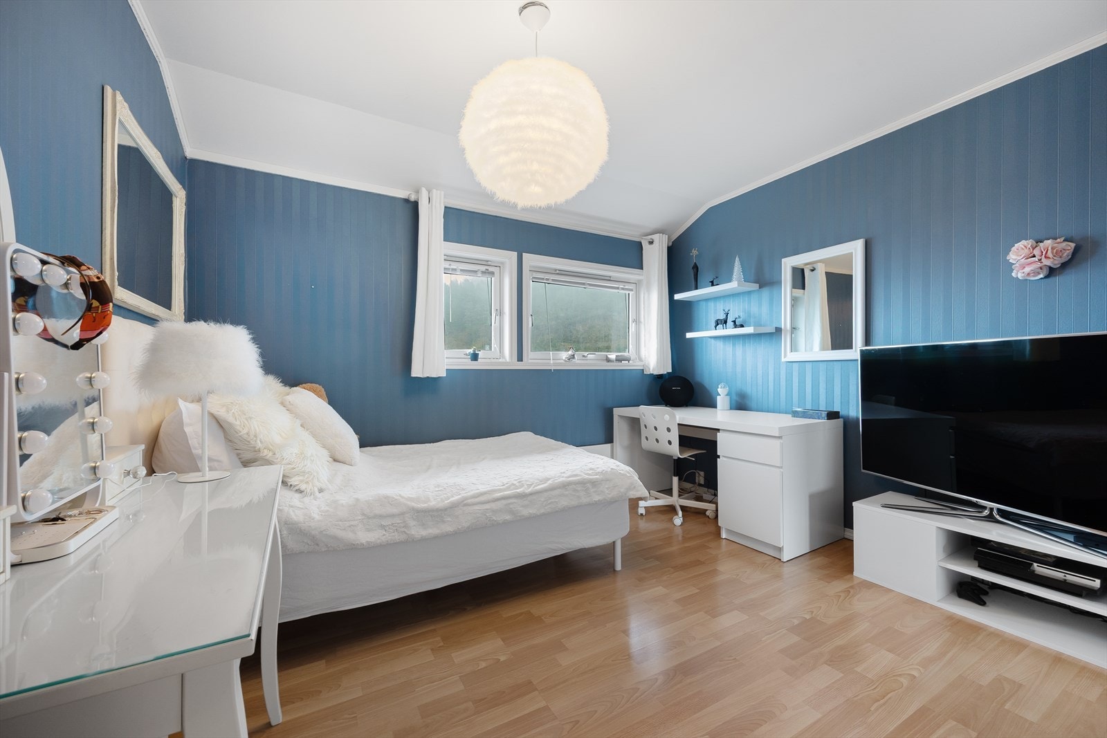 Hoveddelen har tre soverom som alle har tilkomst fra entré/gang. Galleribilde