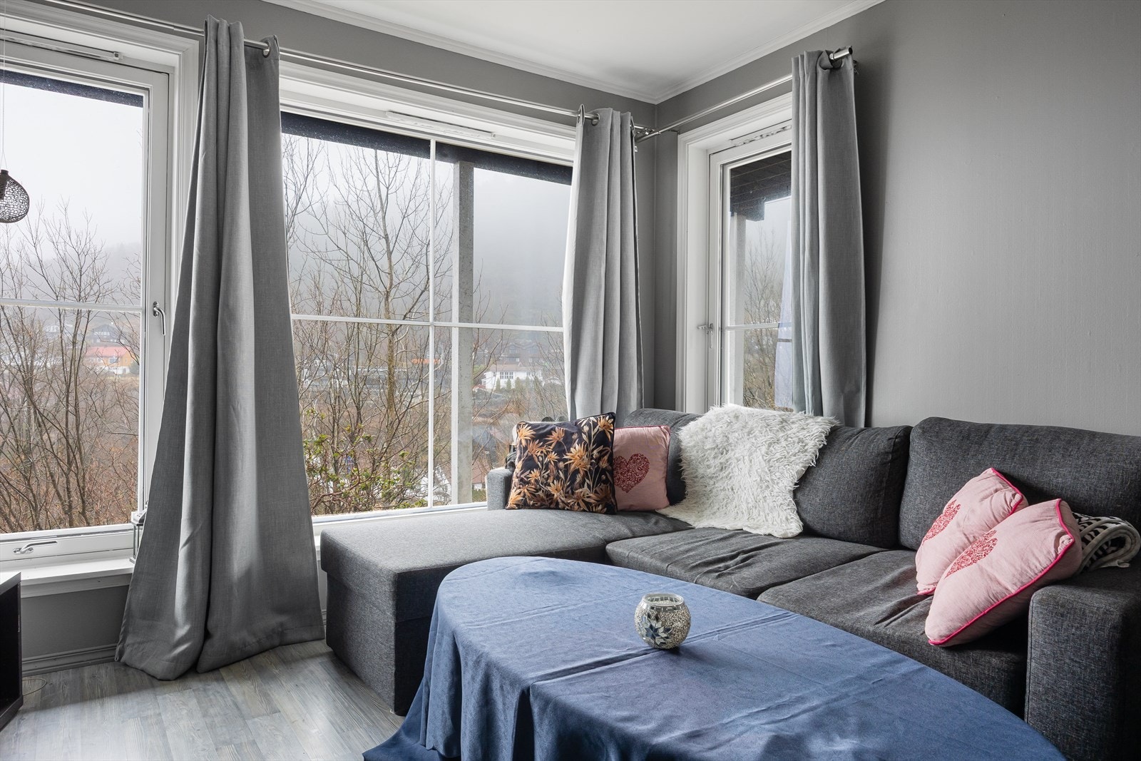 Innredet med en romslig stue, med kjøkken i åpen løsning. Galleribilde