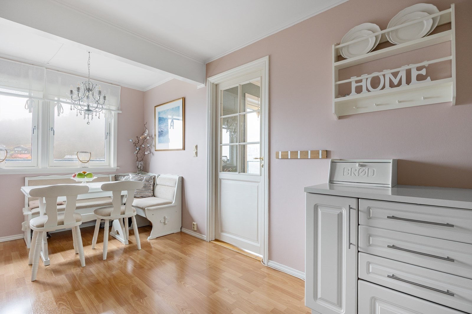 Kjøkkenet i lukket løsning med tilkomst fra stuen. Galleribilde