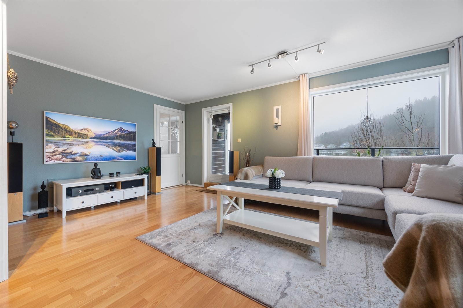 Lys stue med flott utsikt mot Byfjorden Galleribilde