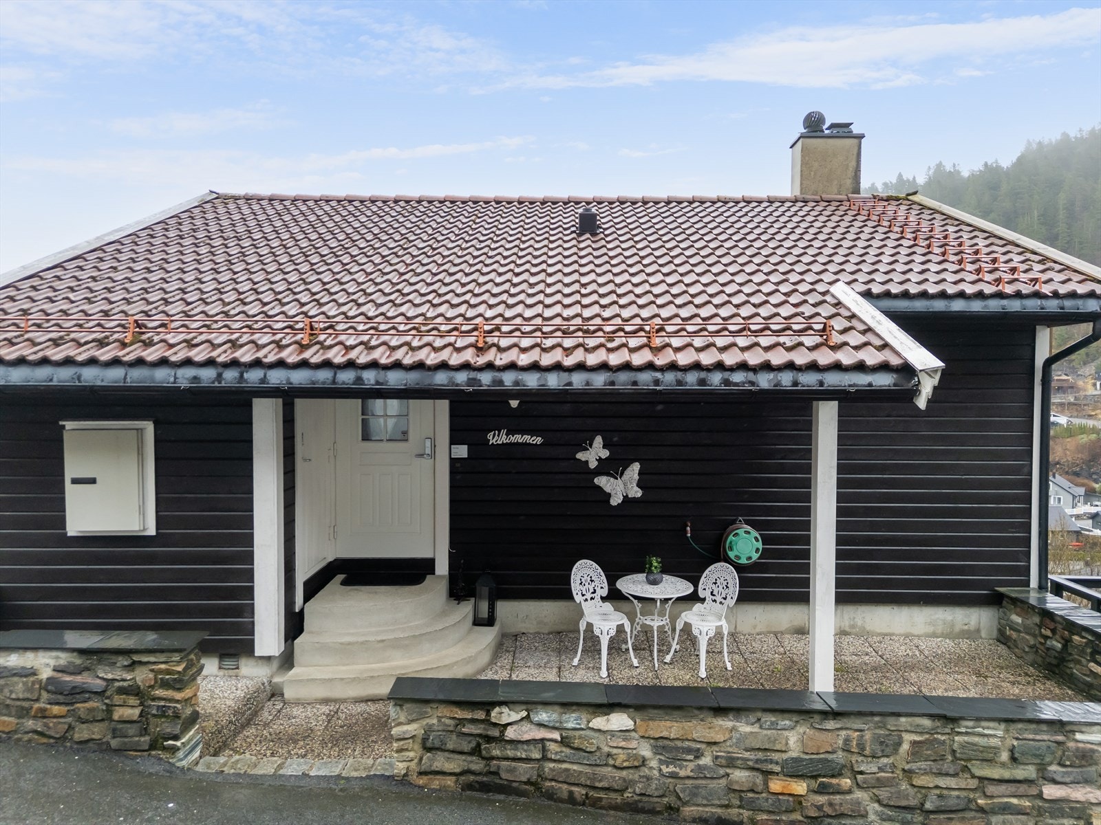 Hoveddelen har overbygget og pent opparbeidet inngangsparti. Galleribilde