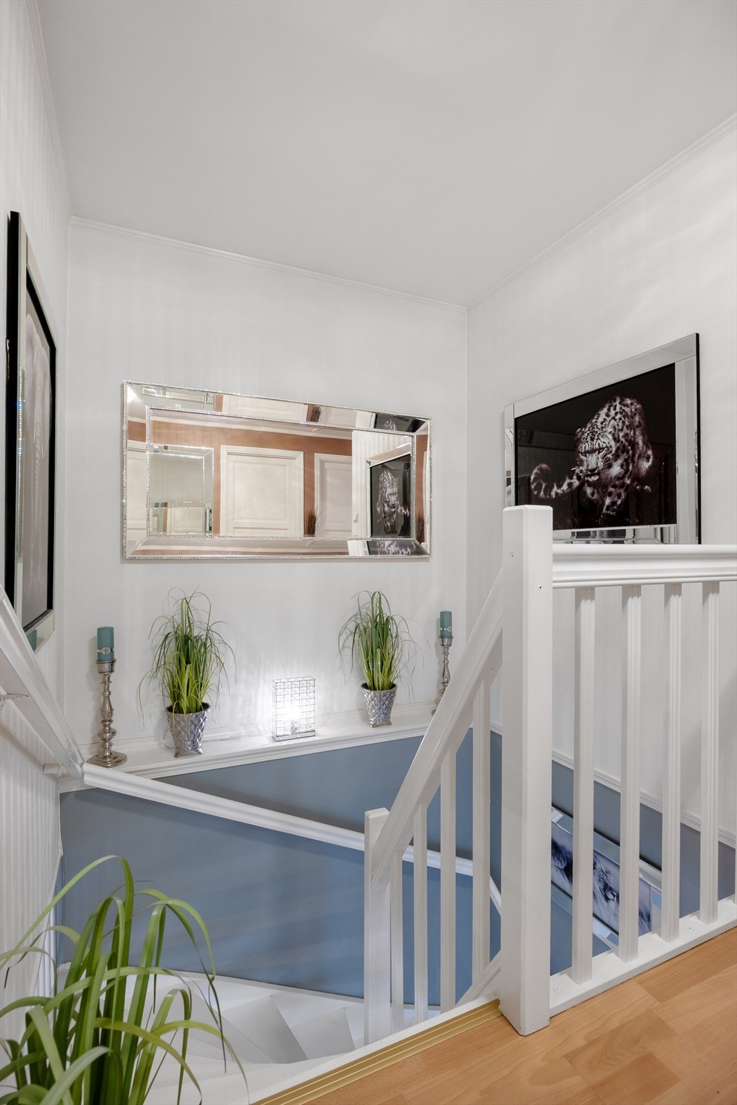 En malt tretrapp leder opp til 1. etasje. Galleribilde