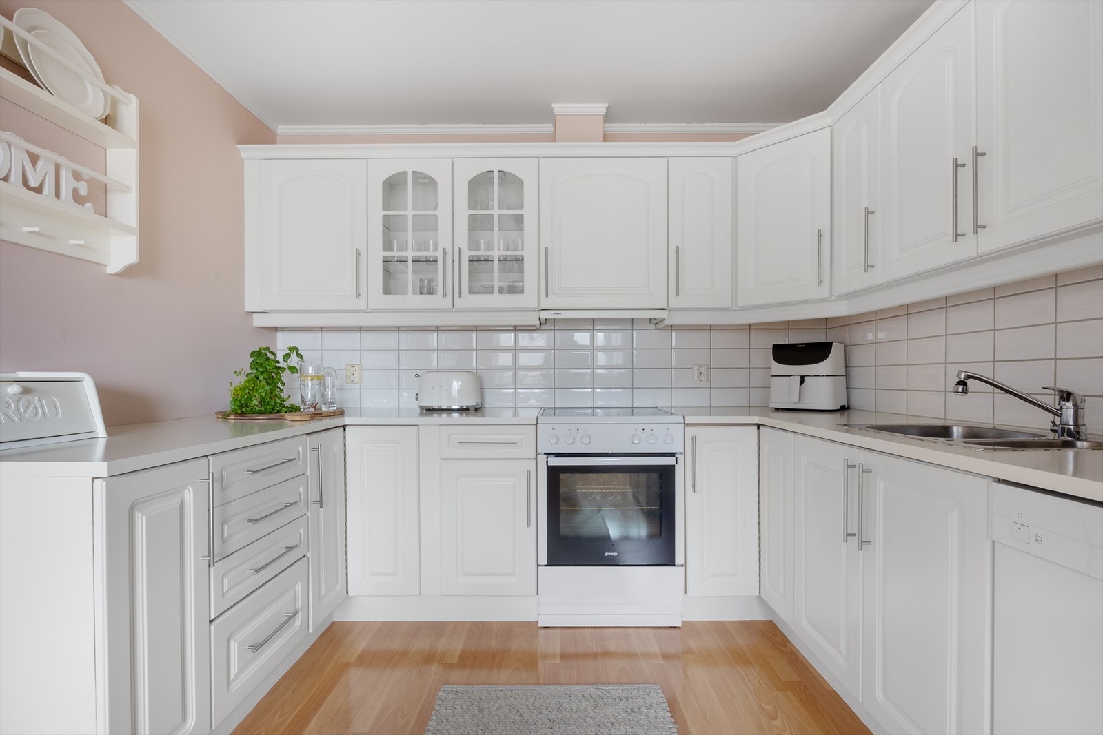 Videre er det benkeplate av laminat med nedfelt stål vaskebeslag. Galleribilde