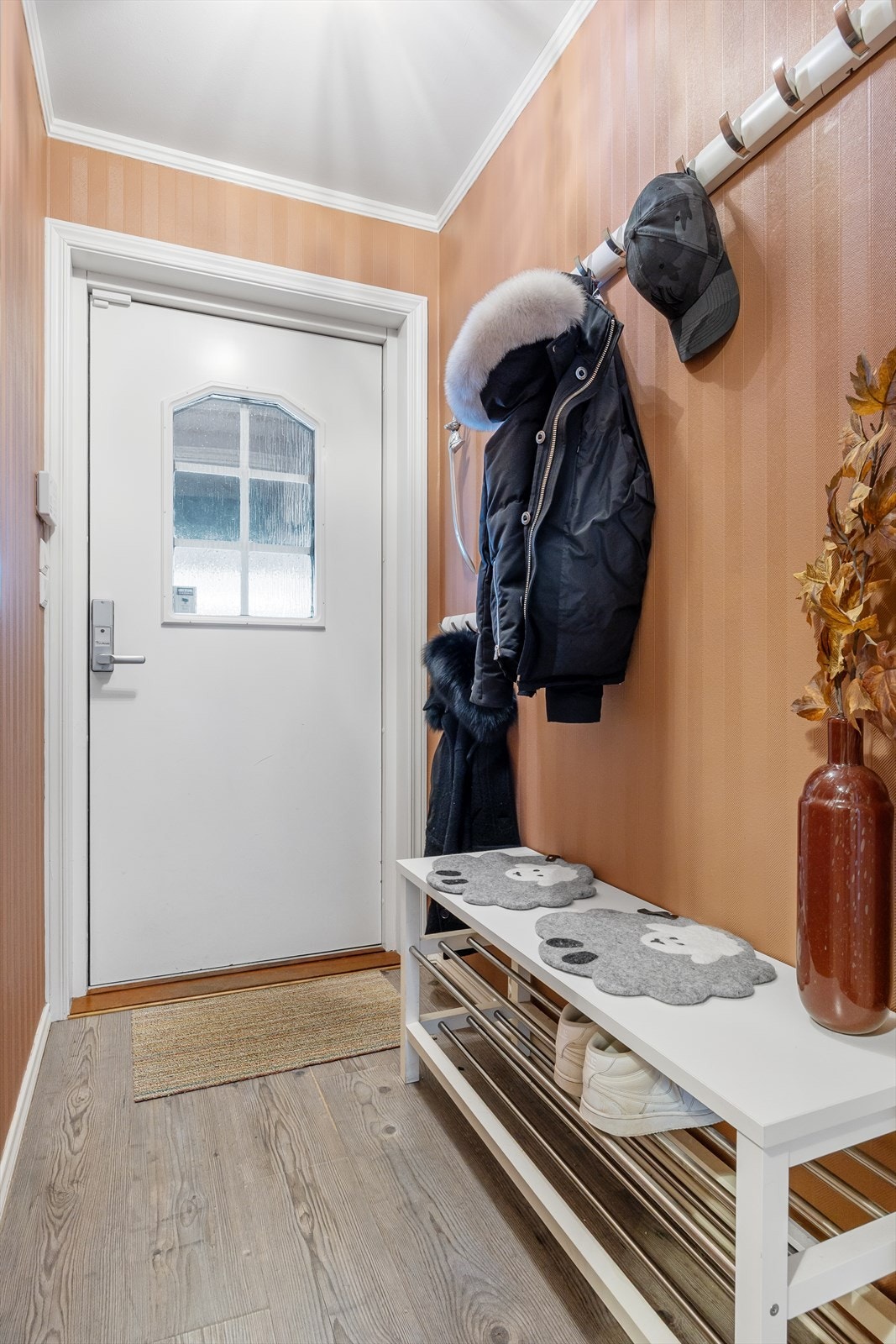 Du ønskes velkommen av en liten entré/gang med lagringsmuligheter på oppheng. Galleribilde