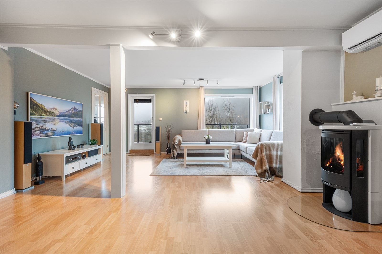 Stuen måler ca. 35,20 m² og har åpne gulvflater som tilrettelegger for flere soner. Galleribilde