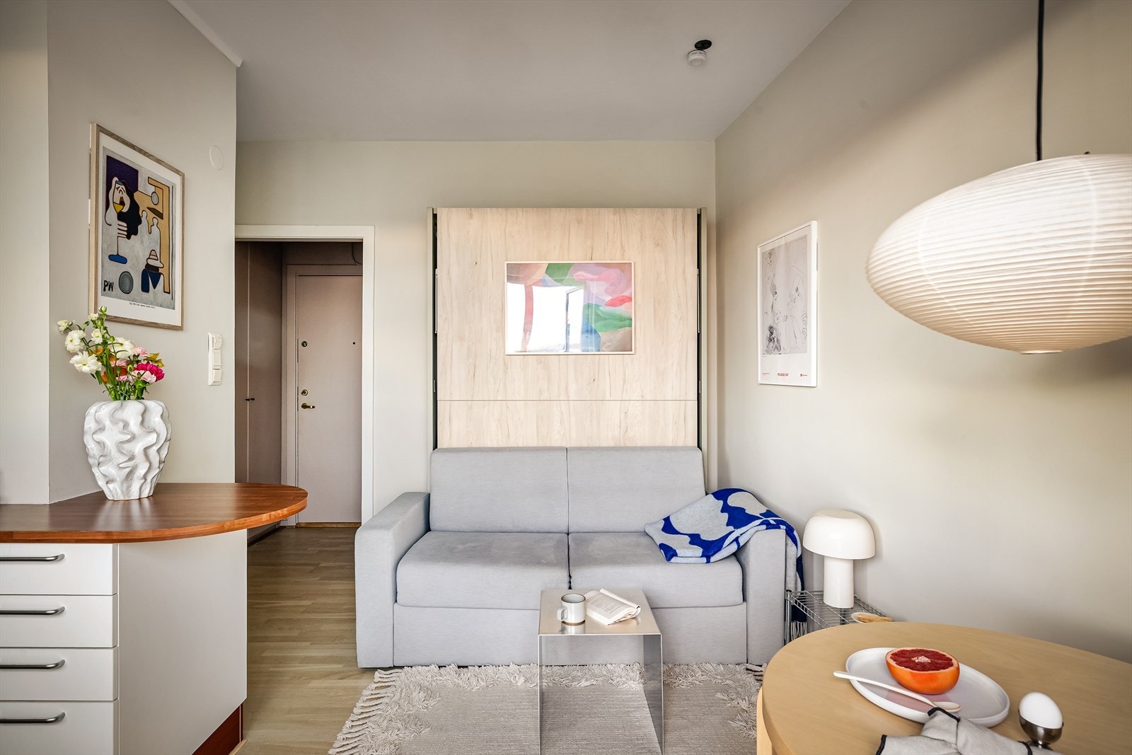 Smart skapseng sofa som med enkle grep blir til en fullverdig seng. Galleribilde