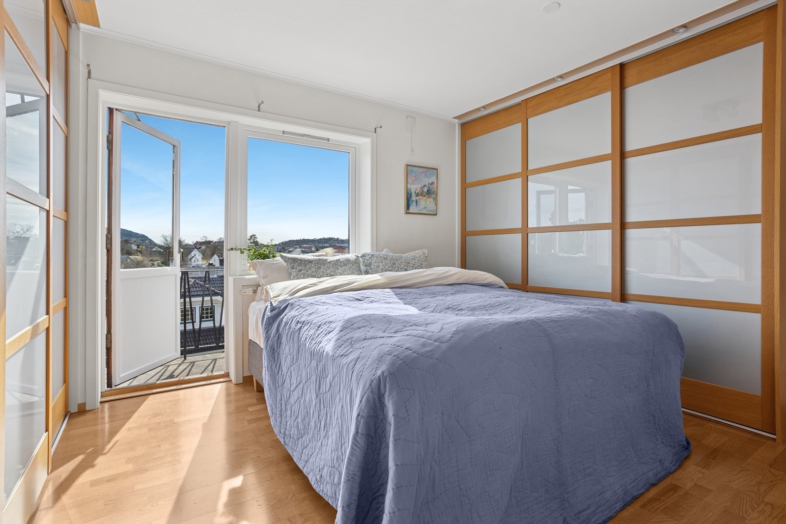 Utgang til altan fra dette soverommet. Galleribilde