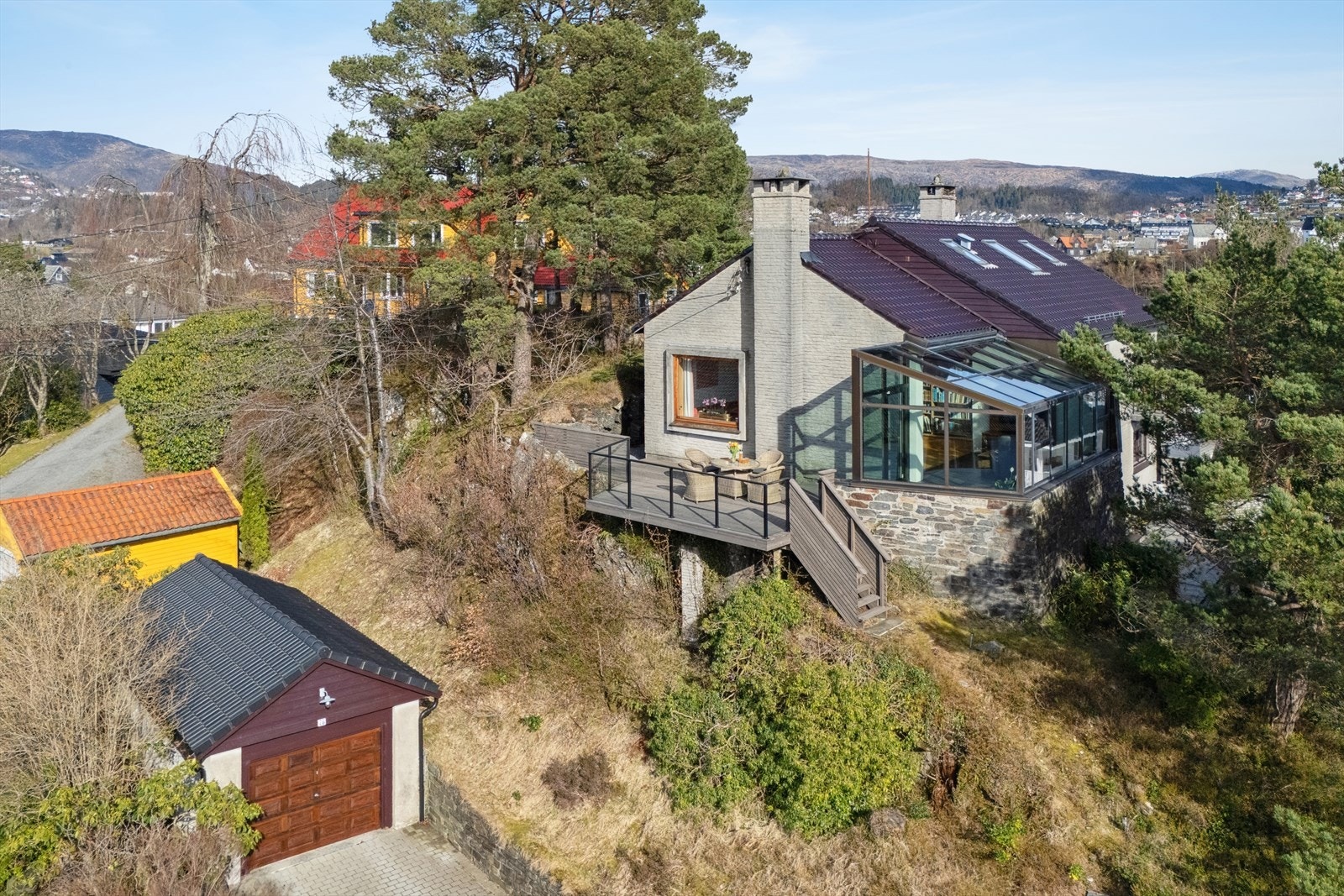 Utgang fra vinterhage i stuen til terrassen og hagen. Galleribilde