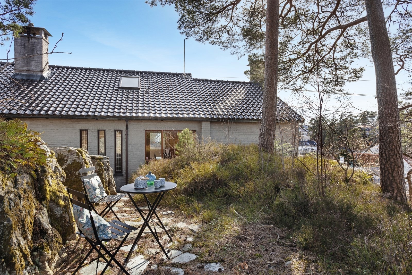 Flott uteområde i hagen. Galleribilde