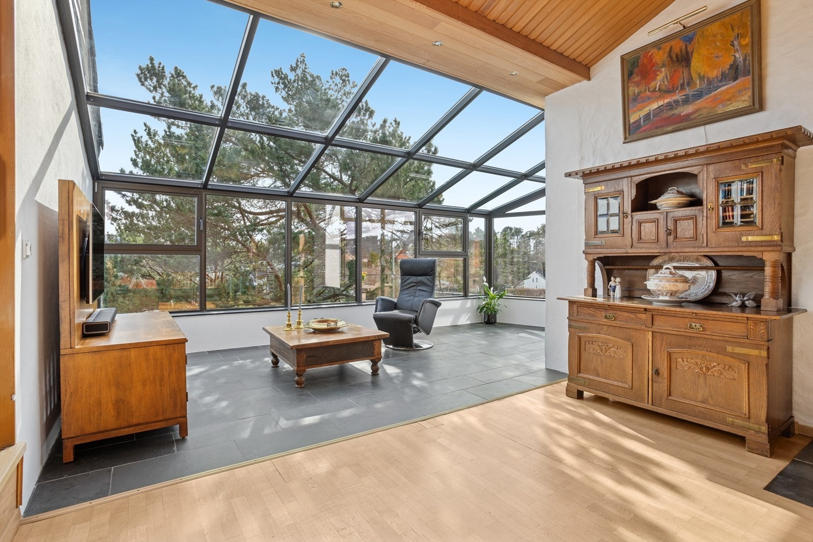 Stue med direkte utgang til vinterhagen. Gir herlig lys inn i stueområdet. Galleribilde