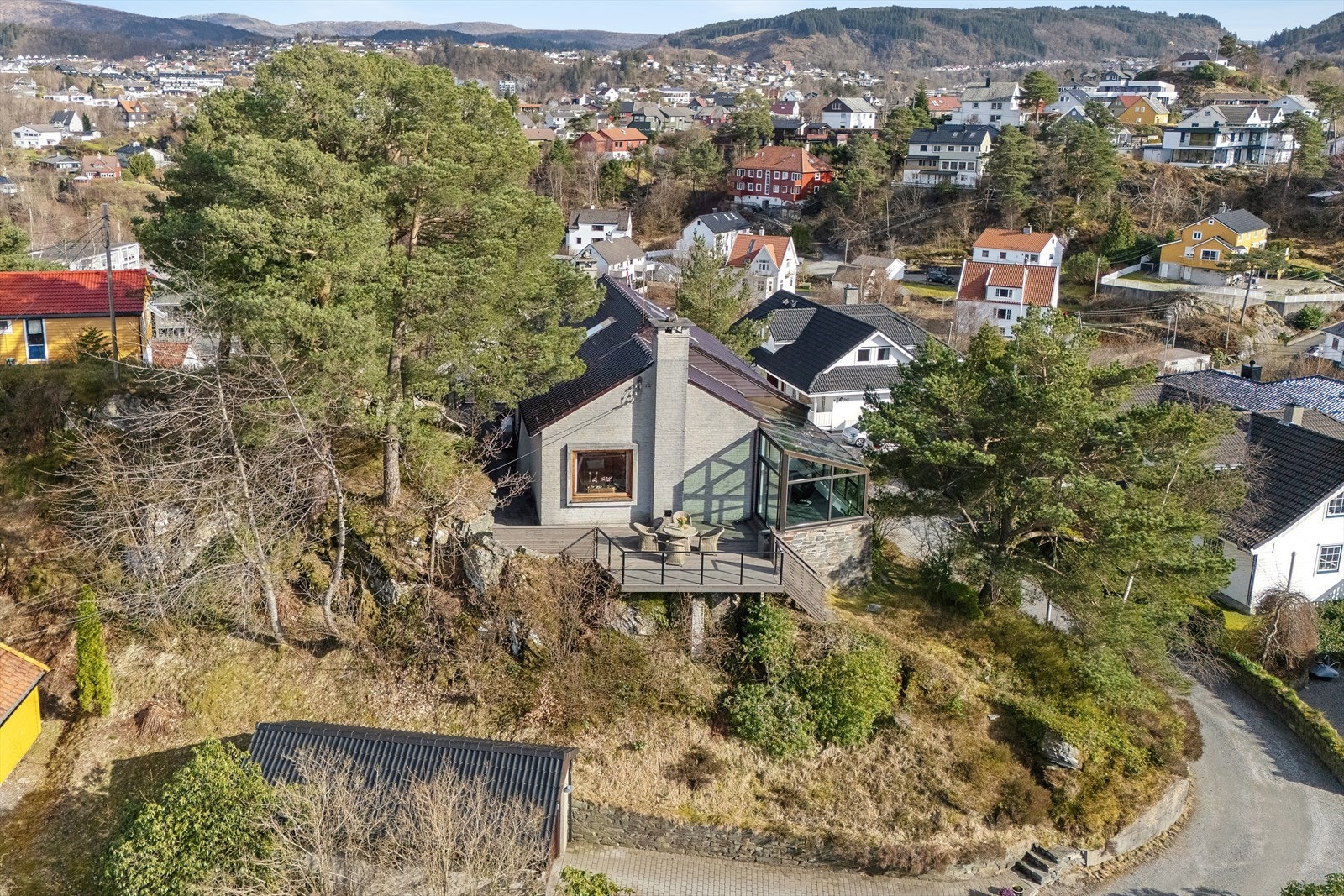 Her bor man hevet over de andre husene. Dette sikrer lys og lite innsyn. Galleribilde