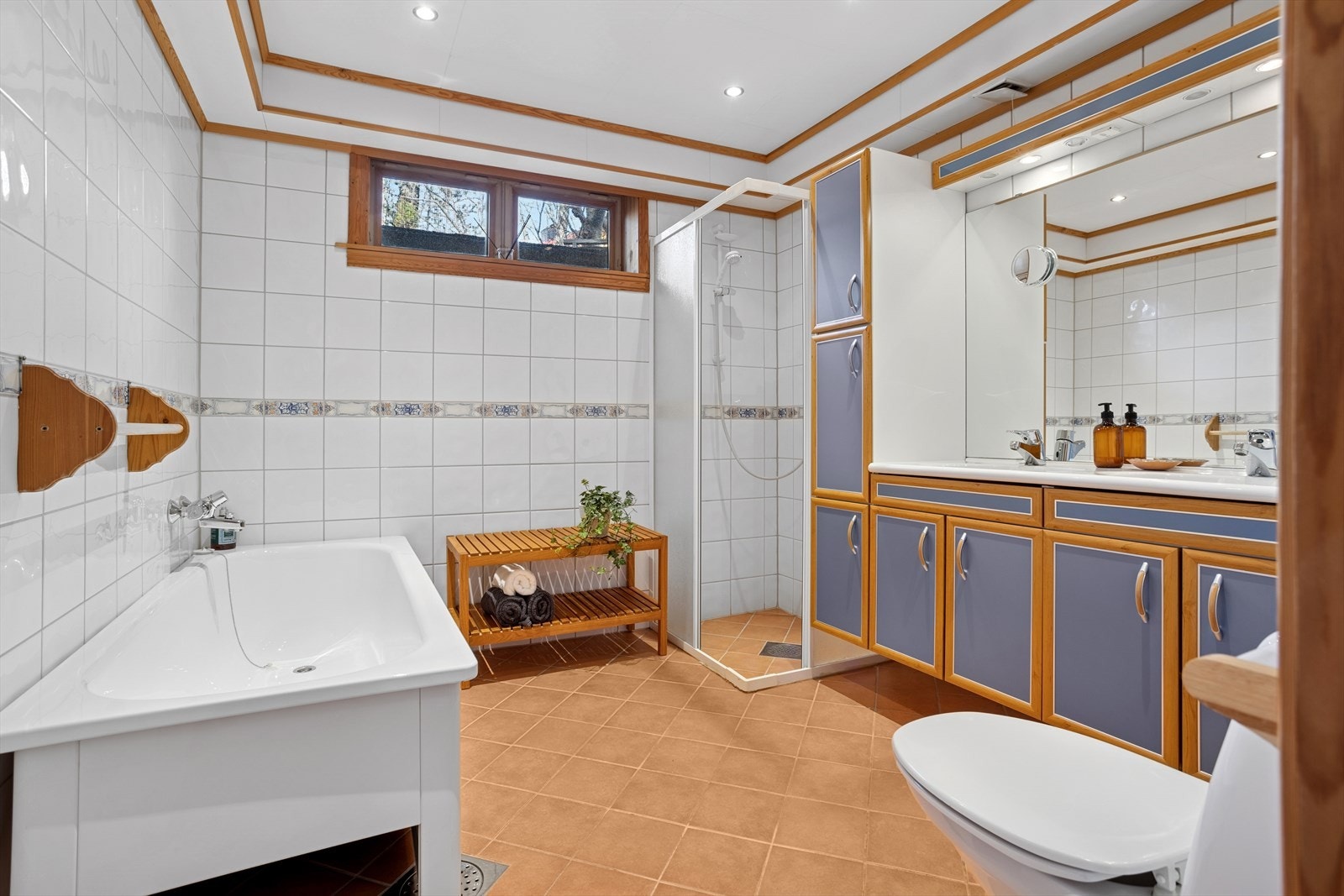 Bad i første etasje. Dette er av eldre dato, men fungerer godt. Både badekar og dusj her. Galleribilde