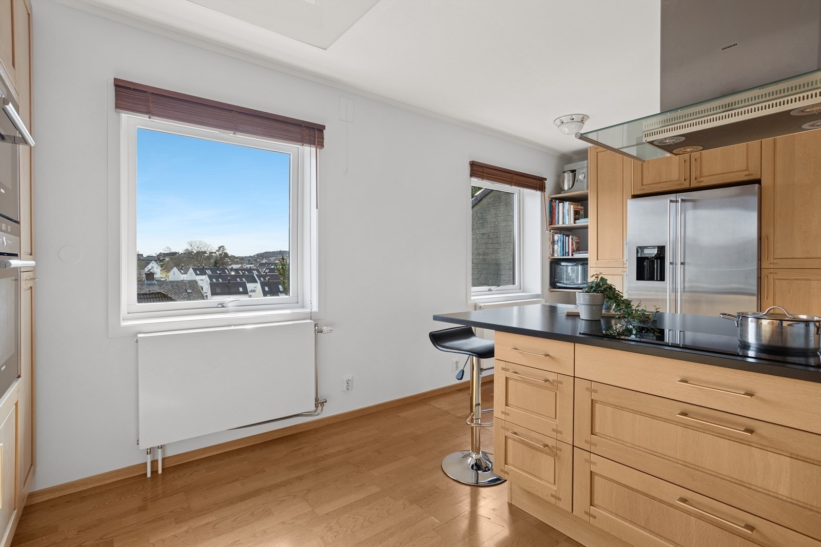 Godt med skapplass på kjøkken. Galleribilde