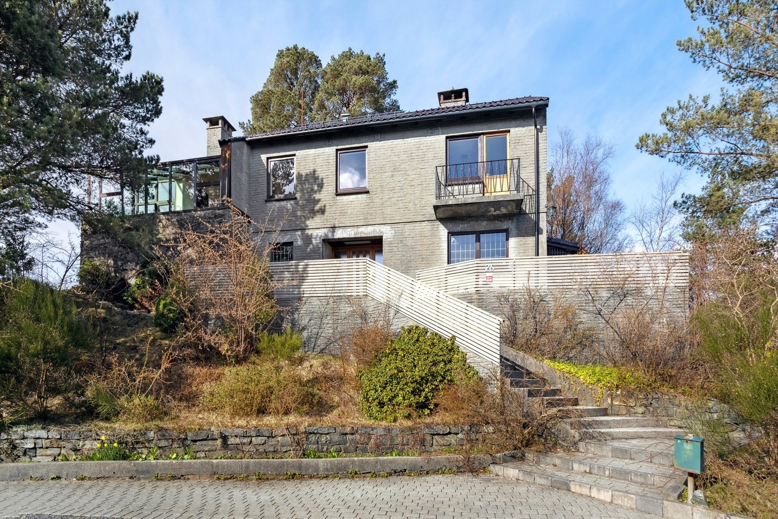 Trapp fra gaten og opp til huset. Galleribilde