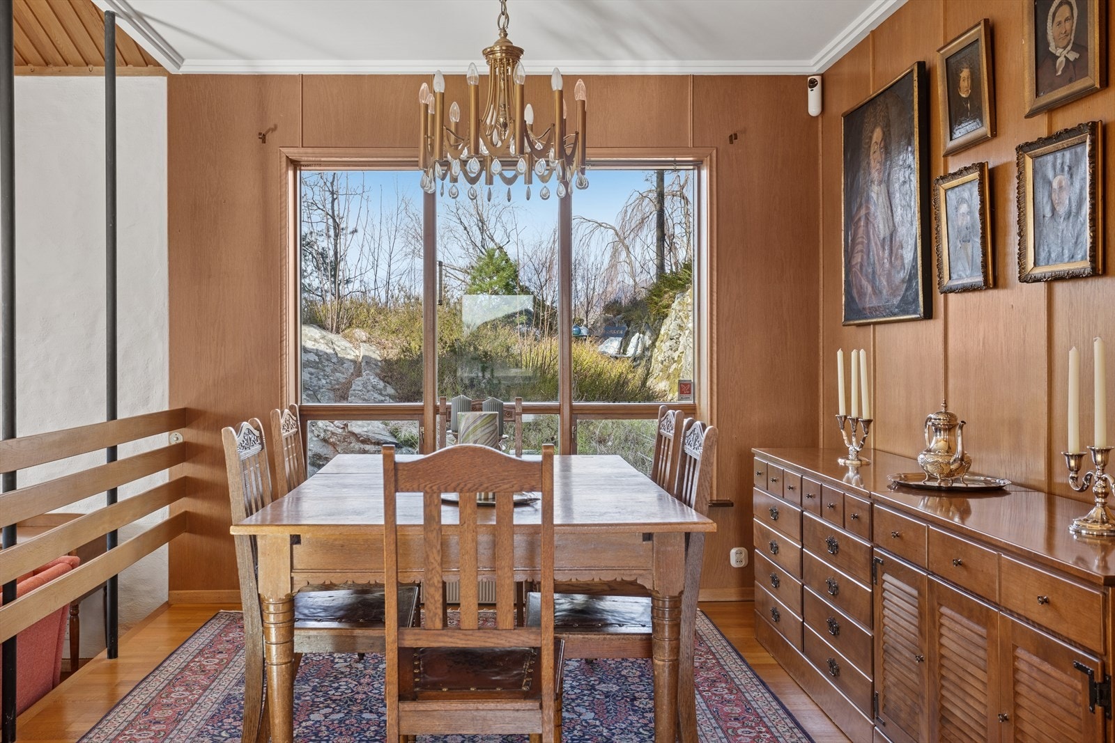 Mye lys inn i spisestuen og. Helt usjenert. Galleribilde