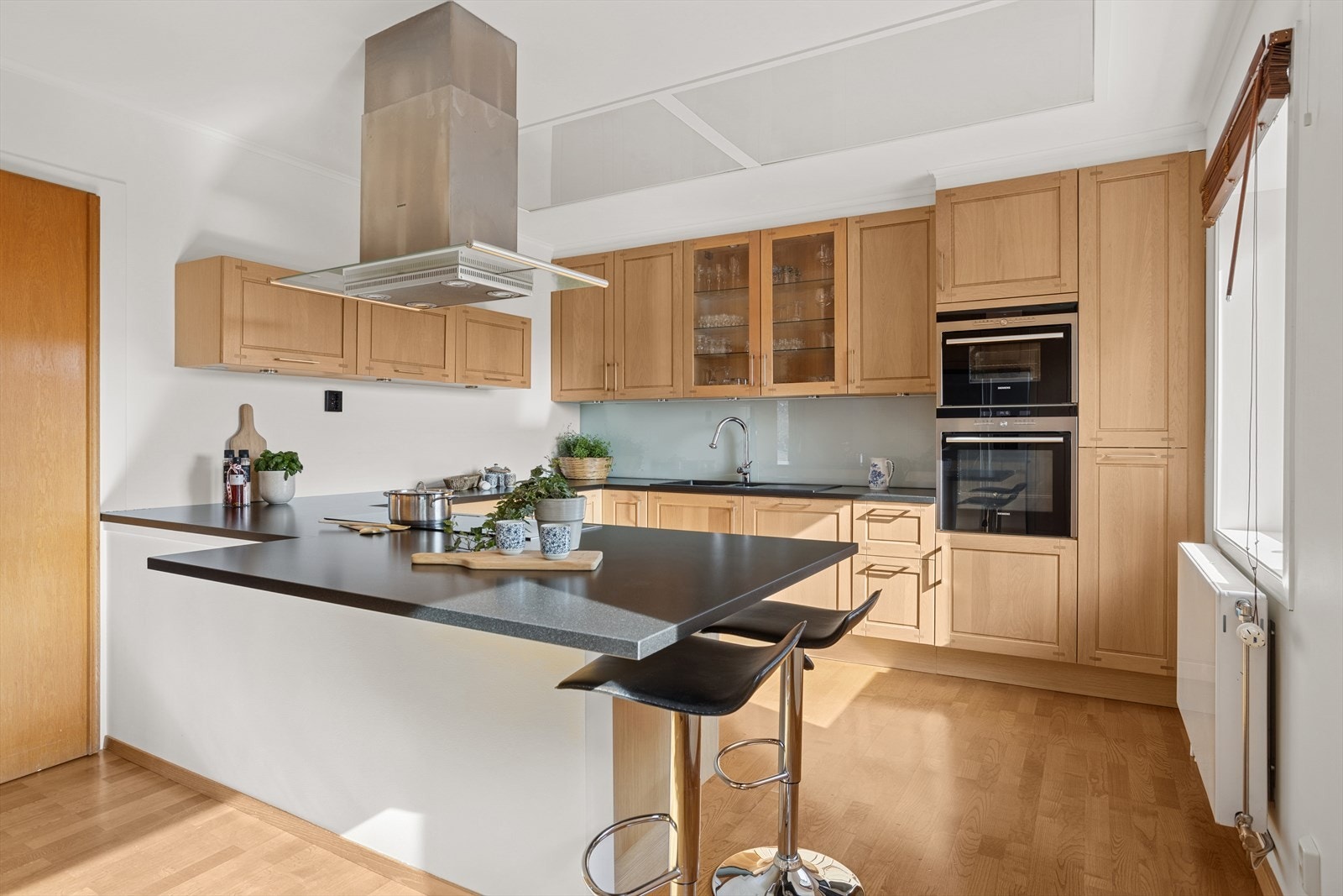 Tidløst og pent kjøkken med innebygde hvitevarer. Galleribilde