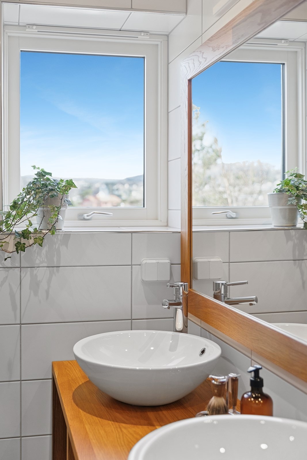 Bad med vindu. Galleribilde