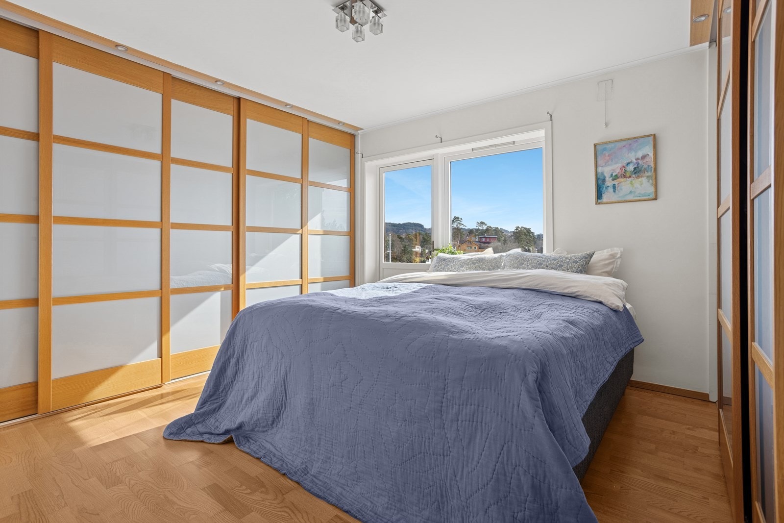 Soverom med god garderobeplass. Galleribilde