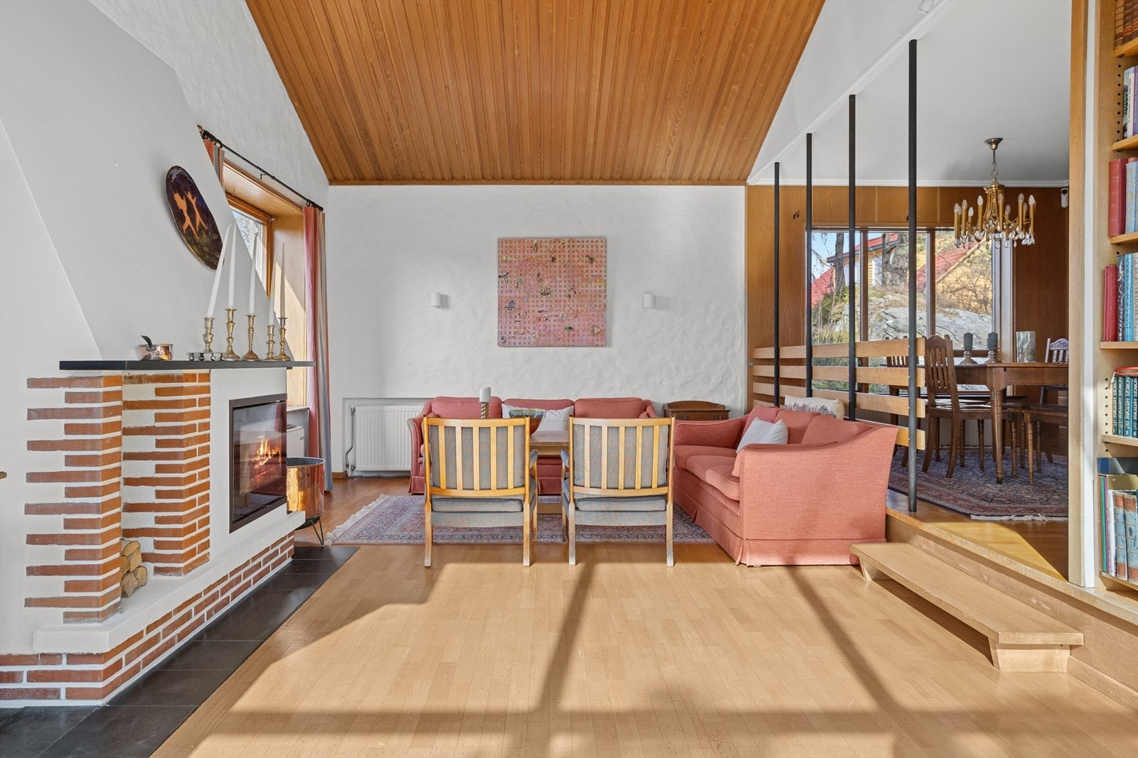 Stue med moderne ildsted. Høyt under taket. Galleribilde