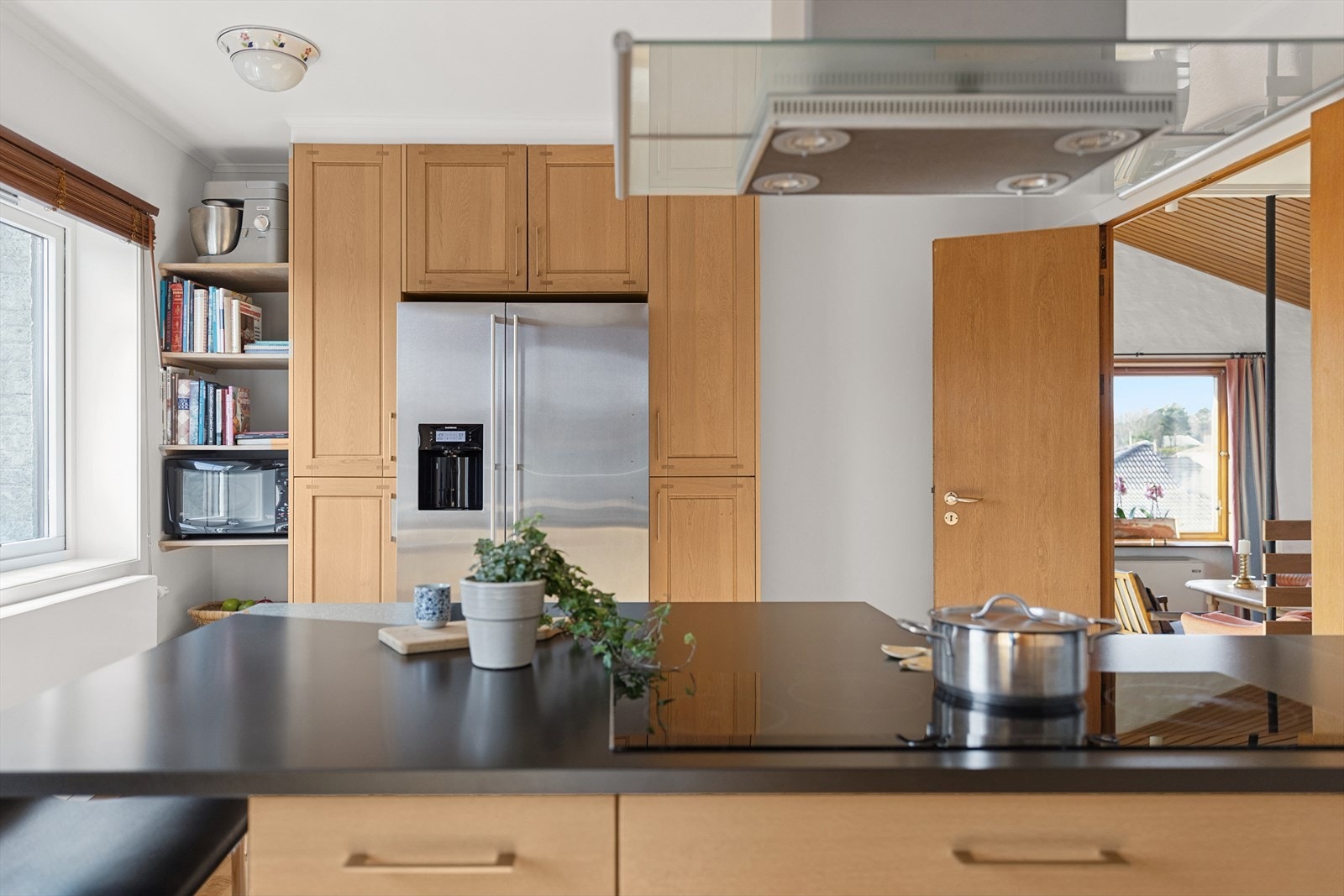 Fin standard og gode løsninger. Spisestue rett ved kjøkken. Galleribilde