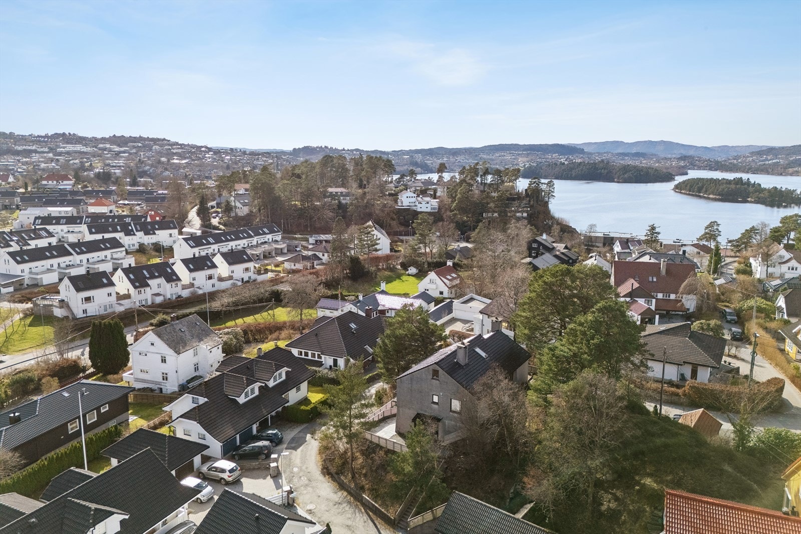 Huset ligger usjenert og fint på toppen av en haug uten innsyn av betydning. Galleribilde