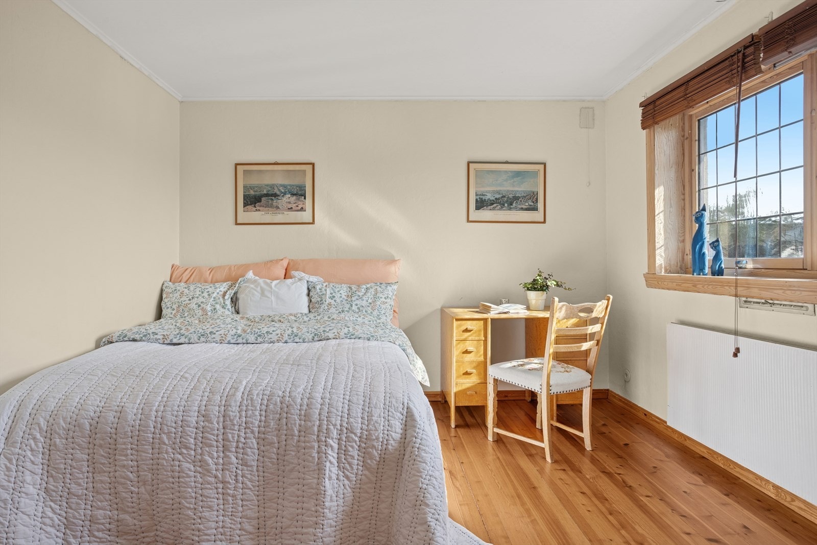 Vannbåren oppvarming via radiatorer i mange av rommene. Galleribilde